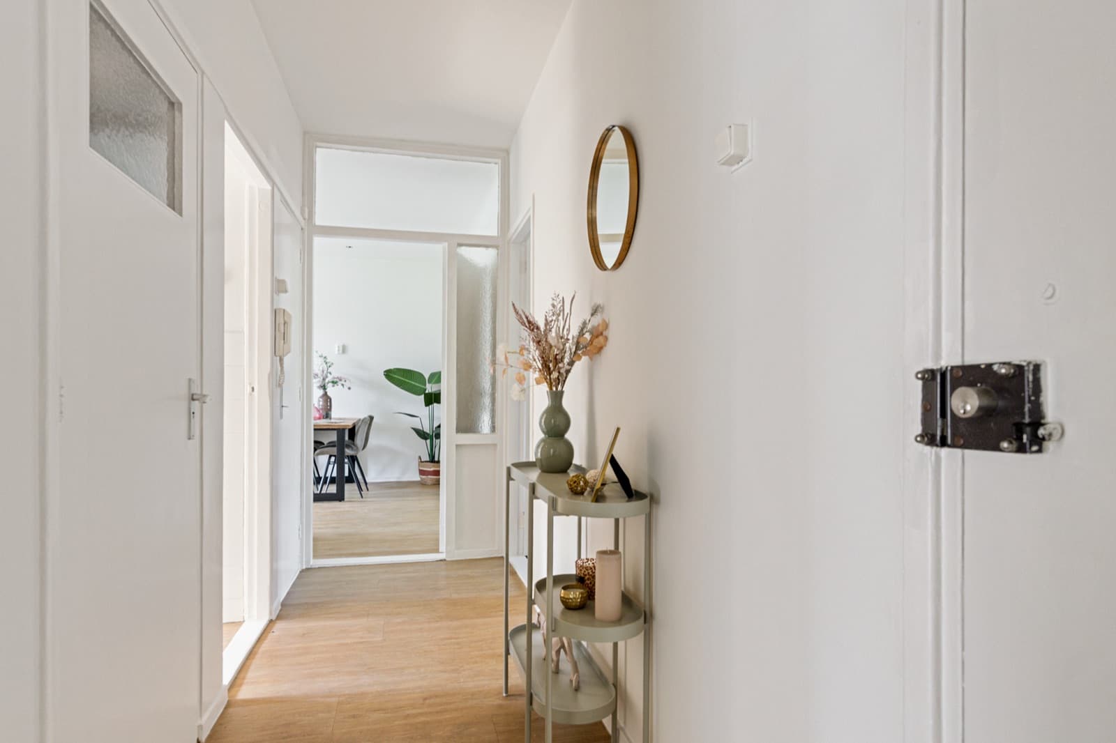 Verzorgde hal met een ronde spiegel en een sfeervolle bijzettafel, ingericht door Buurma Vastgoedservice